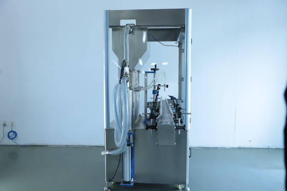 2.2KW 4頭化粧液体詰め機 1400*1000*1700mm 30-50ボトル/分
